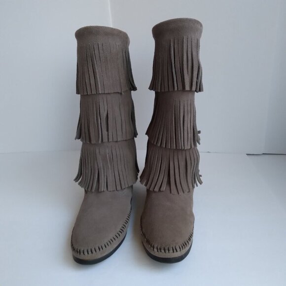 Minnetonka NWOB Grey Suede 3 Fringed Layers on Mid-Calf Pull-On Boots Sz 7 - Picture 2 of 11
